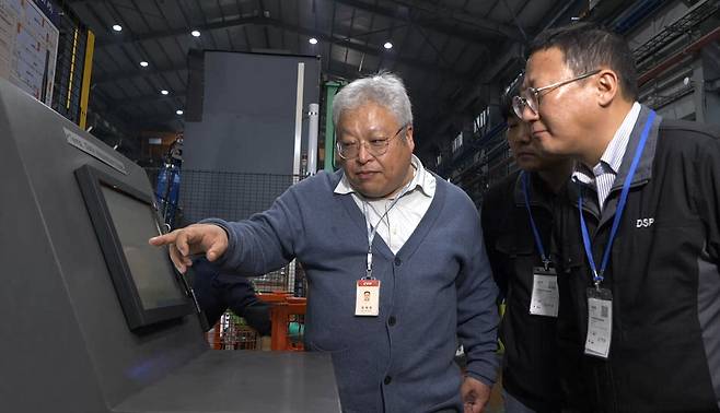 윤희성 디에스피 대표(오른쪽)가 문재현 씨티알에코포징 책임매니저와 자동차 부품 단조라인의 전력 소비 개선을 위한 전력 소비량 예측 및 절감 솔루션의 현장 실증을 진행하고 있다.