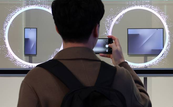 28일 경북 경주 엑스포공원 에어돔에서 열린 ‘K-테크 쇼케이스’에서 삼성전자의 두 번 접는 스마트폰 ‘트라이폴드폰’이 최초 공개됐다. 트라이폴드폰은 기존 양면 접이식 ‘폴드’ 시리즈에서 한 단계 진화한 모델로, 화면을 두 번 접을 수 있는 구조로 설계됐다. [사진=연합뉴스]