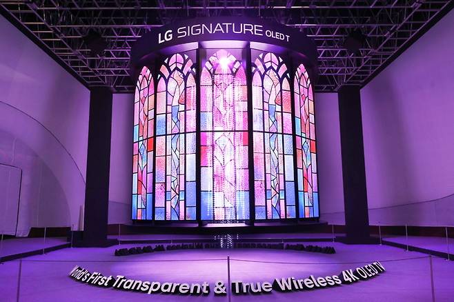 LG전자는 2025년 APEC 정상회의에서 TV 기술을 집약한 세계 최초의 무선·투명 TV ‘LG 시그니처 올레드 T’로 만든 초대형 샹들리에를 선보였다. [사진=LG전자]