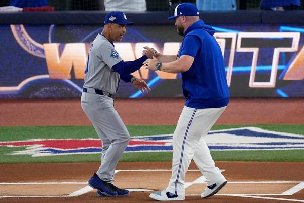 시리즈 1차전을 앞두고 선수단 소개 시간에 상대 감독 존 슈나이더와 인사하는 로버츠 감독. 사진= AP= 연합뉴스 제공