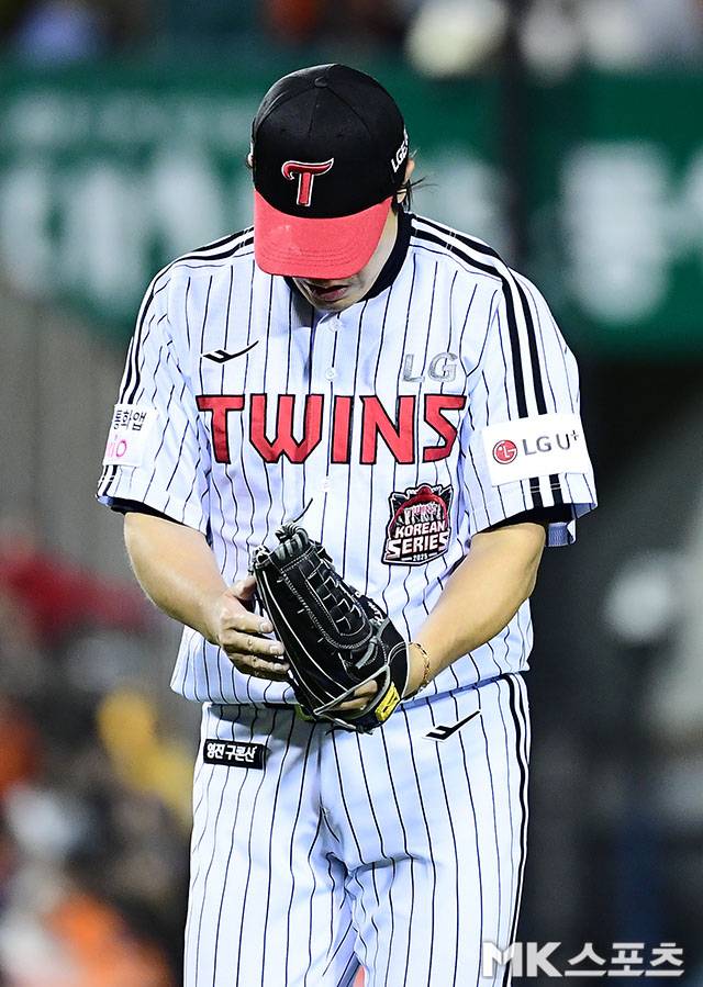 27일 오후 잠실구장에서 ‘2025 신한 SOL Bank KBO 포스트시즌’ 한화 이글스와 LG 트윈스의 한국시리즈(7전 4선승제) 2차전이 열렸다. 4회초 2사 만루에 등판한 LG 김진성이 한화 노시환을 삼진처리한 후 마운드를 내려오고 있다. 사진(잠실 서울)=김영구 기자