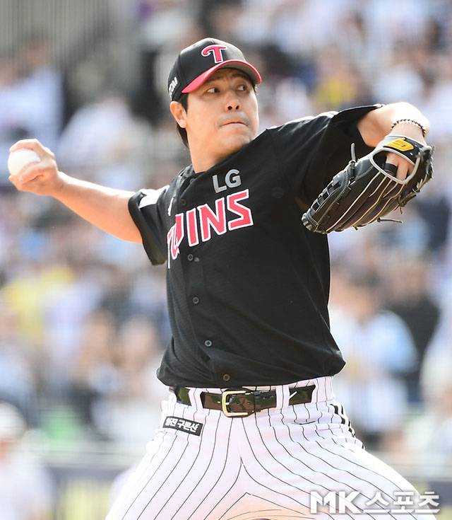 5월 6일 오후 서울 잠실구장에서 ‘2025 신한 SOL뱅크 KBO 리그’ LG 트윈스와 두산 베어스 경기가 열렸다. 8회말에 등판한 LG 두번째 투수 김진성이 역투하고 있다. 사진=김영구 기자