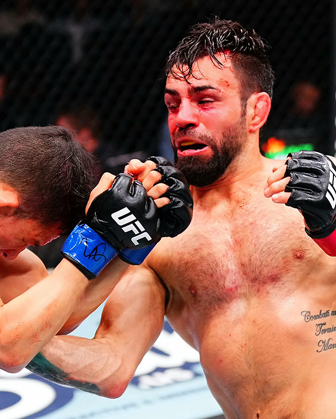 RTU 시즌1 우승자 박현성이 2025년 10월 캐나다 밴쿠버 로저스 아레나에서 UFC 플라이급 공식랭킹 14위 브루누 구스타부 아파레시두 다시우바의 펀치를 허용하고 있다. 사진=TKO