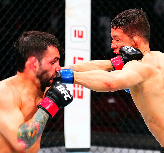 2025년 10월 캐나다 밴쿠버 로저스 아레나에서 UFC 플라이급 공식랭킹 14위 브루누 구스타부 아파레시두 다시우바와 RTU 시즌1 우승자 박현성이 주먹을 교환하고 있다. 사진=TKO