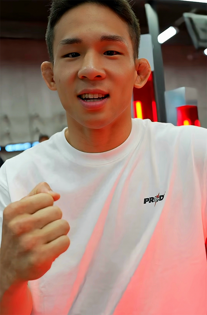 RTU 시즌1 플라이급 토너먼트를 제패한 박현성이 2025년 7월 서울특별시 UFC스포츠 성수점 펀치 머신 챌린지 우승 후 기념 촬영을 하고 있다. 사진=TKO