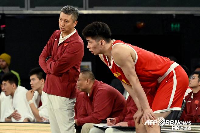 중국 농구의 부활을 이끌고 있는 궈스창 감독(사진 왼쪽). 사진=AFPBBNews=News1