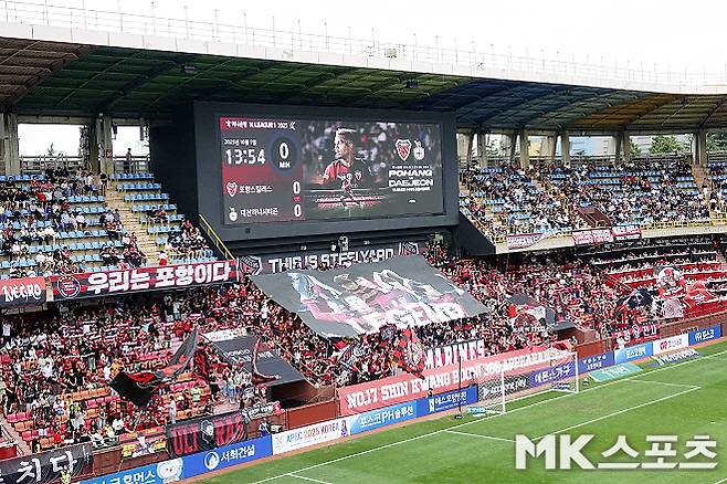 포항 스틸러스 팬들이 신광훈의 포항 소속 300경기 출전을 축하하고 있다. 사진=이근승 기자