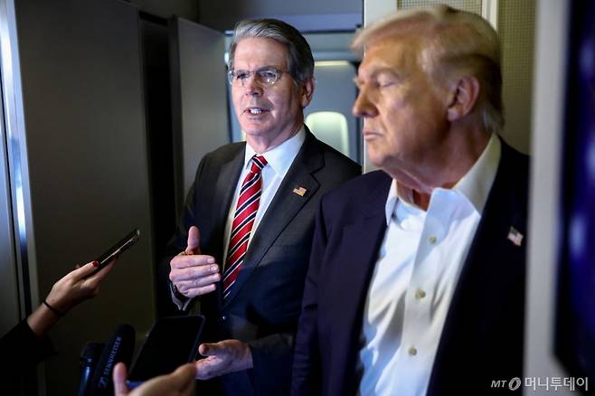 지난 27일(현지시간) 말레이시아에서 일본으로 향하는 에어포스원(미 대통령 전용기)에서 도널드 트럼프 미국 대통령과 스콧 베선트 재무장관이 한미 간 관세 후속 협상 진행상황에 대해 밝히고 있다. 베선트 장관은 한미 관세 후속 협상이 오는 29일 한미 정상회담 때 타결 가능하느냐는 질문에 "끝날 거 같지 않다"라고 답했다. /로이터=뉴스1