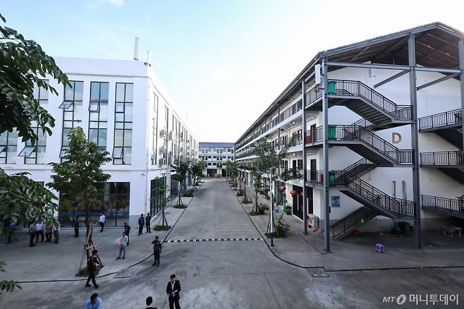 (프놈펜(캄보디아)=뉴스1) 김도우 기자 = 최근 캄보디아에서 한국인 대상 취업사기 및 감금 사건 등 각종 범죄에 연루된 사례가 수면 위로 드러나고 있다.  사진은 16일(현지시간) 캄보디아 프놈펜 인근 온라인스캠범죄단지인 태자단지. 2025.10.16/뉴스1  Copyright (C) 뉴스1. All rights reserved. 무단 전재 및 재배포,  AI학습 이용 금지. /사진=(프놈펜(캄보디아)=뉴스1) 김도우 기자