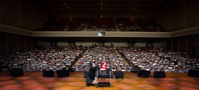 배우 한소희가 데뷔 첫 '팬 미팅 투어'를 우여곡절 끝에 마무리했다. 태국, 일본, 필리핀, 인도네시아 등을 순회한 한소희는 서울 공연을 끝으로 팬 미팅을 마쳤는데, 홈그라운드인 서울 공연조차 좌석을 다 채우지 못해 아쉬움을 삼켜야 했다.  /사진제공=9아토엔터테인먼트