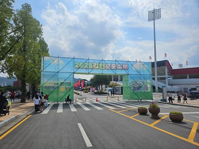 지난달 열린 김천포도축제 입구에 설치된 조형물이 공사장을 연상시킨다는 지적이 제기됐다. 한산한 축제장 모습이 눈에 띈다./사진=머니S 박영우