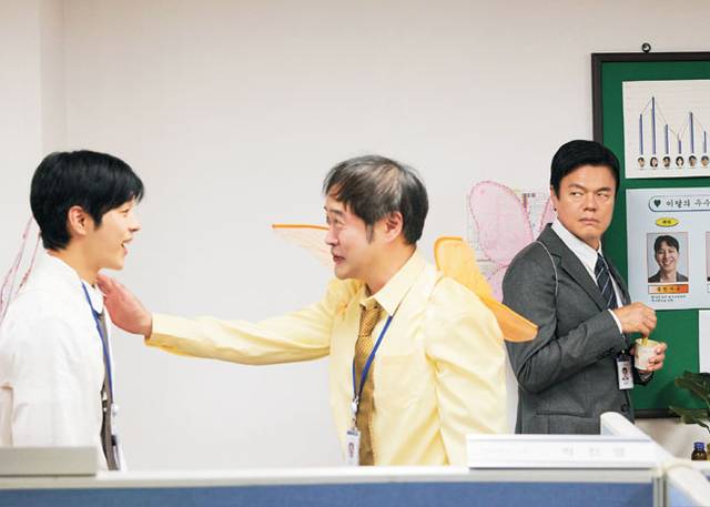 JYP엔터테인먼트는 27일 SNS 채널에 박진영의 새 디지털 싱글 ‘Happy Hour’(해피 아워)의 발매 소식과 함께 연출된 홍보 이미지를 공개했다. 여기에는 정장 차림의 박진영(오른쪽)이 직장 상사에게 칭찬받는 동료를 경계하듯이 흘겨보는 모습이 담겨 있다.   JYP엔터테인먼트 제공