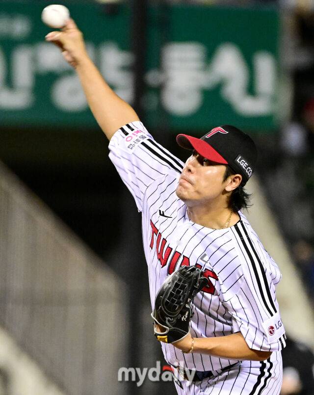 2025년 8월 30일 오후 서울 잠실구장에서 열린 '2025 신한 SOL뱅크 KBO 리그' 키움 히어로즈와 LG 트윈스의 경기. LG 김진성이 8회초 1사 1.3루서 구원등판해 역투하고 있다./마이데일리