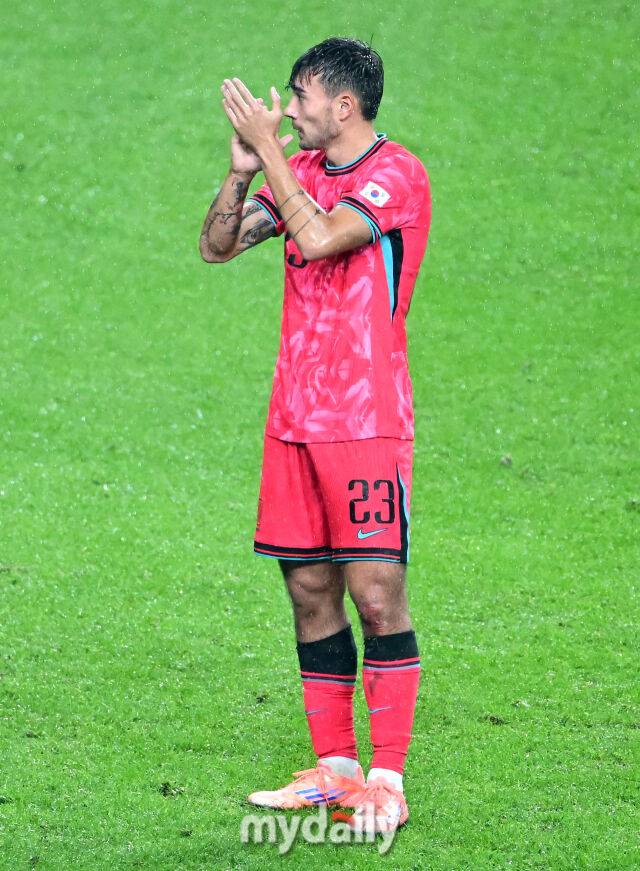 2025년 10월 10일 서울월드컵경기장에서 하나은행 초청 축구국가대표팀 친선경기 대한민국과 브라질의 경기가 열렸다. 대한민국 옌스 카스트로프가 동료들을 격려하고 있다./마이데일리 DB