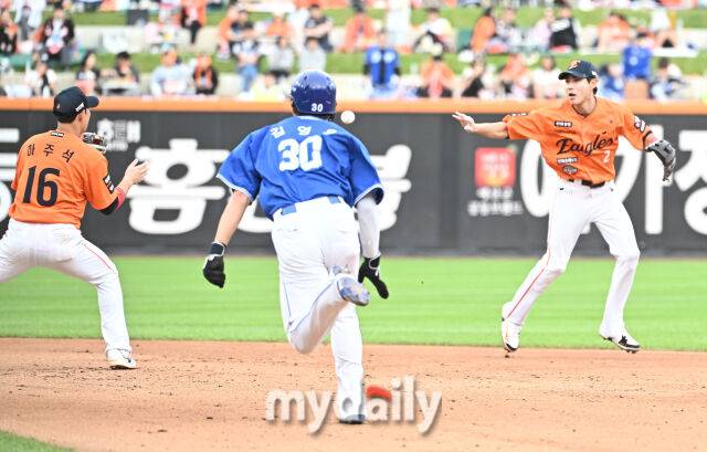 19일 오후 대전광역시 중구 대전한화생명볼파크에서 진행된 '2025 프로야구 KBO리그 포스트시즌' 플레이오프(PO) 2차전 한화이글스와 삼성라이온즈의 경기. 한화 심우준과 하주석이 5회초 무사 1루서 이재현의 내야 땅볼때 1루 주자 김영웅을 포스아웃 하고 있다./마이데일리