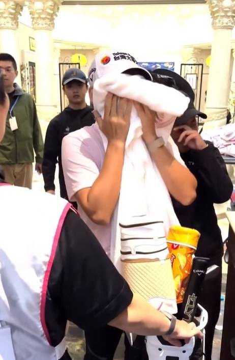 쩡야니가 11년 만의 우승 후 감격에 북받친 듯 수건으로 얼굴을 감싼 채 눈물을 흘리고 있다.  [LET SNS]