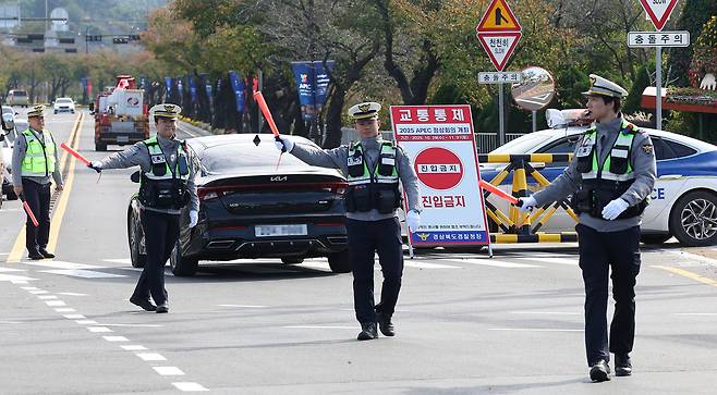 2025 경주 아시아태평양경제협력체(APEC) 정상회의 주간이 시작된 27일 경북 경주시 한 도로에서 경찰이 APEC 정상회의장 등 주요 행사장이 있는 보문단지로의 통행을 전면 통제하고 있다. [연합]