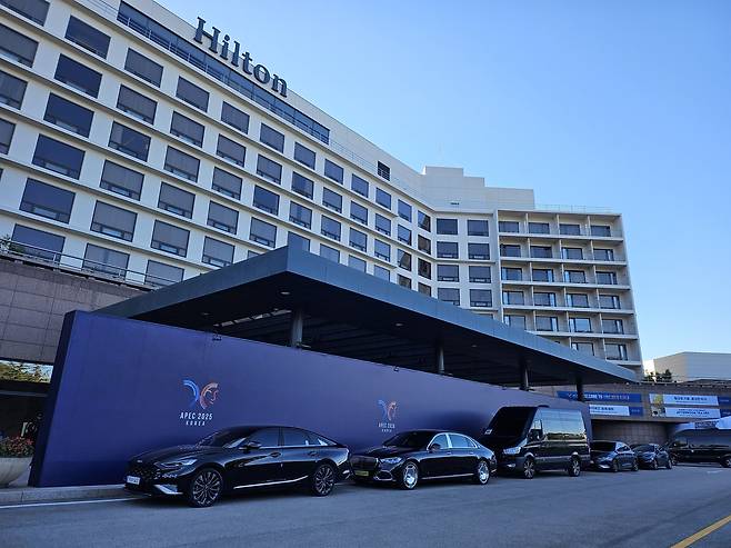 도널드 트럼프 미국 대통령이 APEC 2025 기간 머무는 경주 힐튼호텔에 보안용 가림막이 설치돼 있다. 박혜원 기자