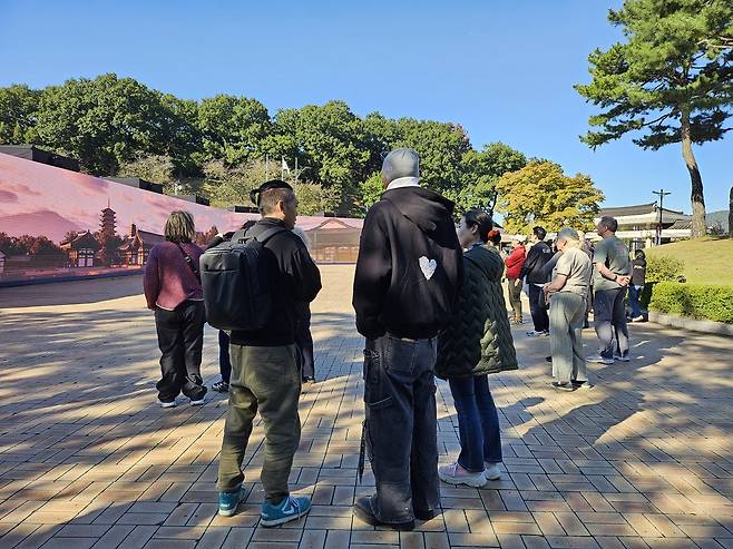 국립경주박물관에서 외국인 관광객들이 APEC 2025 기념 미디어월을 감상하고 있다. 박혜원 기자