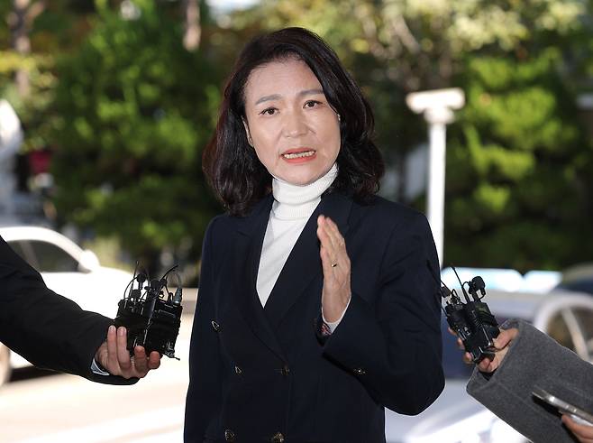 공직선거법 위반 등 혐의를 받는 이진숙 전 방송통신위원장이 27일 서울 영등포경찰서에 조사를 받기 위해 출석하고 있다. [연합]