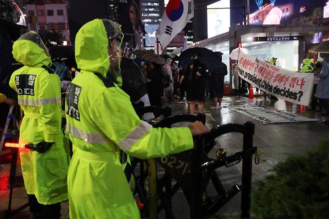 지난달 서울 명동 주한중국대사관 인근에서 경찰이 혐중 시위대의 명동 진입을 막는 바리케이드를 치고 있다. 오른쪽에 혐중 구호가 담긴 현수막이 보인다. [연합]