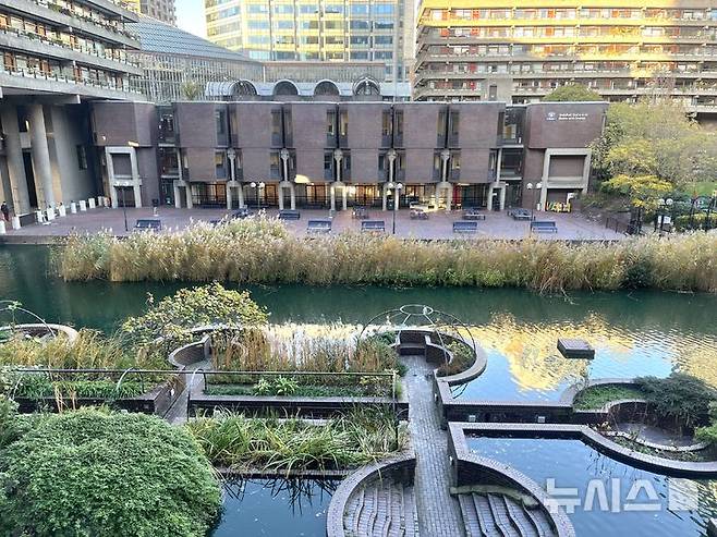 [제주=뉴시스] 25일 오후 영국 런던의 바비칸 에스테이트 정원의 모습이다. 나이절 더닛은 이 정원을 조성하면서 대칭이나 화려한 꽃 중심의 고전적 정원양식 대신 얕은 토양, 옥상, 포디움 등 도시의 특수한 조건을 활용한 자연주의 식재를 했다. 식물이 스스로 자리 잡고, 군집을 형성하도록 하는 시스템이 반영됐다. (사진=독자 임혜성씨 제공) 2025.10.28. photo@newsis.com