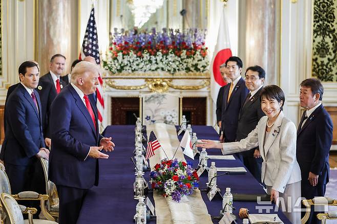 [도쿄=AP/뉴시스] 도널드 트럼프 미국 대통령과 다카이치 사나에 일본 총리가 28일 도쿄 아카사카 영빈관에서 회담에 앞서 대화하고 있다. 2025.10.28.