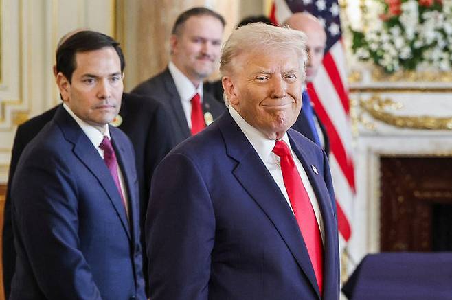 [도쿄=AP/뉴시스] 도널드 트럼프 미국 대통령이 28일 일본 도쿄 아카사카 영빈관에서 다카이치 사나에 일본 총리와 회담하기 앞서 미소를 짓고 있다. 2025.10.28.