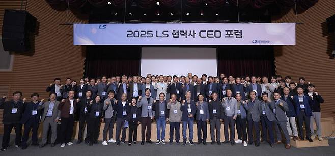[서울=뉴시스]22일, LS미래원에서 개최된 '2025 LS 협력사 CEO 포럼'에 참석한 협력사 대표들이 기념사진을 촬영하고 있다. (사진=LS 제공) photo@newsis.com *재판매 및 DB 금지