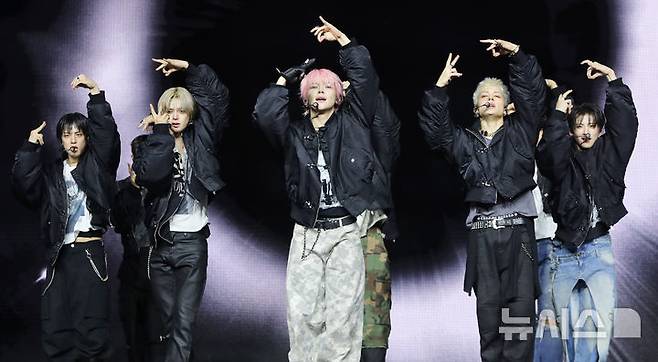 [서울=뉴시스] 김혜진 기자 = 그룹 앤팀이 28일 오후 서울 용산구 블루스퀘어에서 열린 한국 첫 번째 미니앨범 '백 투 라이프'(Back to Life) 발매 기념 쇼케이스에서 무대를 선보이고 있다.  2025.10.28. jini@newsis.com