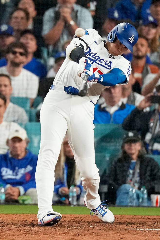 [로스앤젤레스=AP/뉴시스] 로스앤젤레스(LA) 다저스의 오타니 쇼헤이가 27일(현지 시간) 미 캘리포니아주 로스앤젤레스 다저 스타디움에서 열린 2025 메이저리그 월드시리즈(WS·7전4선승제) 3차전 토론토 블루제이스와 경기, 4-5로 뒤진 7회 말 1점 홈런을 치고 있다. 2025.10.28.