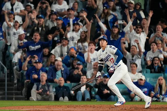 [로스앤젤레스=AP/뉴시스] 로스앤젤레스(LA) 다저스의 오타니 쇼헤이가 27일(현지 시간) 미 캘리포니아주 로스앤젤레스 다저 스타디움에서 열린 2025 메이저리그 월드시리즈(WS·7전4선승제) 3차전 토론토 블루제이스와 경기, 4-5로 뒤진 7회 말 1점 홈런을 친 후 타구를 바라보고 있다. 2025.10.28.