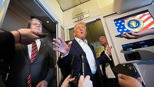 전용기 안에서 기자들과 대화하는 트럼프 미국 대통령. 연합뉴스