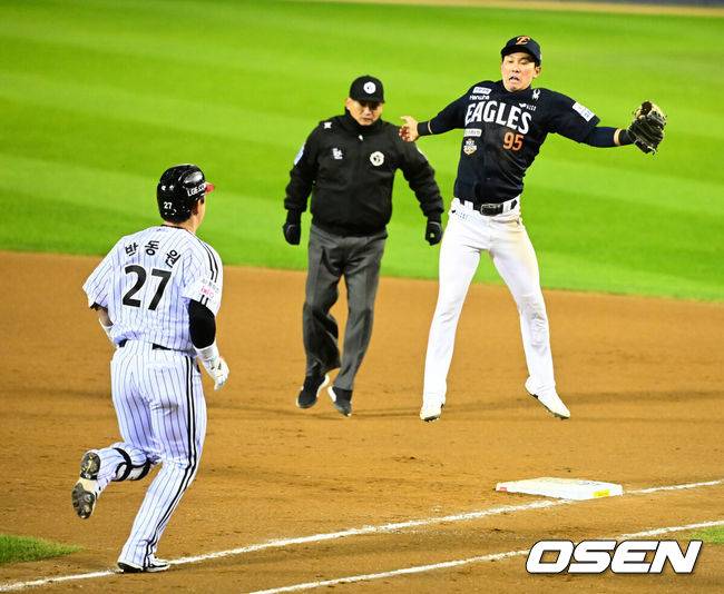 [OSEN=잠실, 지형준 기자] 27일 오후 서울 잠실야구장에서 2025 신한 SOL Bank KBO리그 포스트시즌 한국시리즈 2차전 LG 트윈스와 한화 이글스의 경기가 열렸다.LG는 임찬규, 한화는 류현진을 선발 투수로 내세웠다.7회말 무사 2루에서 한화 황영묵이 LG 박동원의 보내기 번트에 노시환의 1루 악송구로 볼을 잡지 못하고 있다. 2025.10.27 /jpnews@osen.co.kr