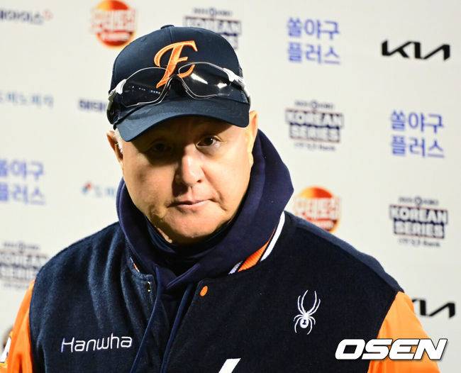 [OSEN=잠실, 지형준 기자] 한국시리즈 2차전 패배 후 한화 김경문 감독이 인터뷰를 하고 있다. 2025.10.27 /jpnews@osen.co.kr