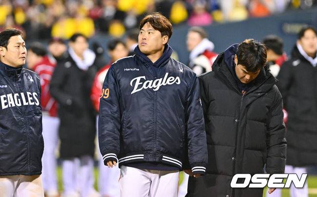 [OSEN=잠실, 박준형 기자]&nbsp;경기종료 후 한화 류현진이 패배에 아쉬워하고 있다.  2025.10.27 / soul1014@osen.co.kr