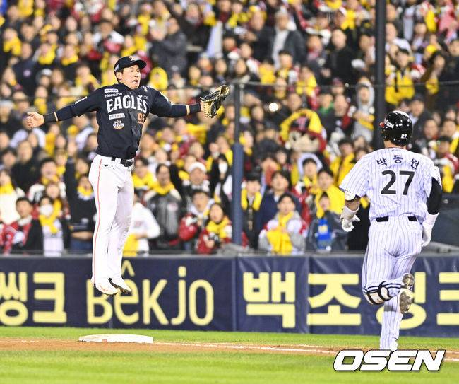 [OSEN=잠실, 박준형 기자] 27일 오후 서울 잠실야구장에서 2025 신한 SOL Bank KBO리그 포스트시즌 한국시리즈 2차전 LG 트윈스와 한화 이글스의 경기가 열렸다.LG는 임찬규, 한화는 류현진을 선발 투수로 내세웠다.7회말 무사 2루 LG 박동원의 희생번트때 황영묵 2루수가 노시환 3루수의 실책 송구를 놓치고 있다.    2025.10.27 / soul1014@osen.co.kr