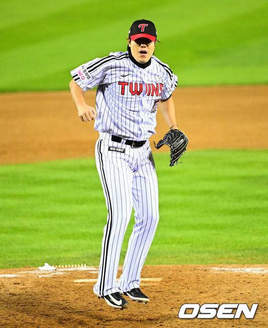 [OSEN=잠실, 지형준 기자] 27일 오후 서울 잠실야구장에서 2025 신한 SOL Bank KBO리그 포스트시즌 한국시리즈 2차전 LG 트윈스와 한화 이글스의 경기가 열렸다.LG는 임찬규, 한화는 류현진을 선발 투수로 내세웠다.4회초 2사 만루에서 LG 김진성이 한화 노시환을 삼진 처리하고 있다. 2025.10.27 /jpnews@osen.co.kr