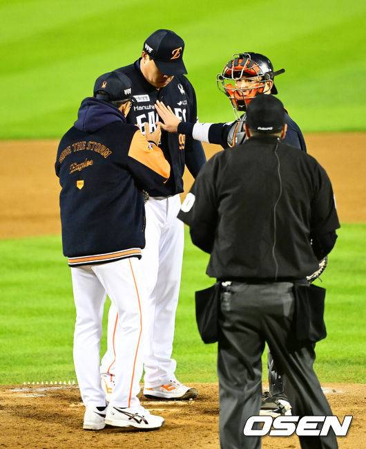 [OSEN=잠실, 지형준 기자] 27일 오후 서울 잠실야구장에서 2025 신한 SOL Bank KBO리그 포스트시즌 한국시리즈 2차전 LG 트윈스와 한화 이글스의 경기가 열렸다.LG는 임찬규, 한화는 류현진을 선발 투수로 내세웠다.2회말 무사 1루에서 한화 양상문 코치가 마운드에 올라 4실점 동점을 허용한 류현진을 격려하고 있다. 2025.10.27 /jpnews@osen.co.kr