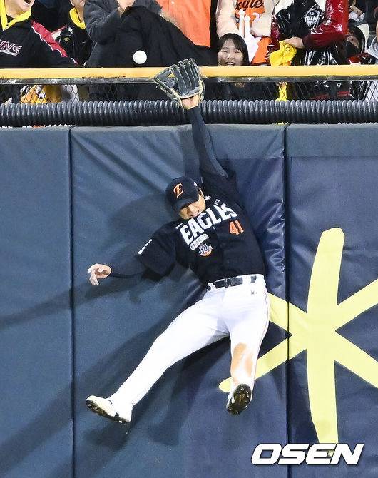 [OSEN=잠실, 박준형 기자] 27일 오후 서울 잠실야구장에서 2025 신한 SOL Bank KBO리그 포스트시즌 한국시리즈 2차전 LG 트윈스와 한화 이글스의 경기가 열렸다.LG는 임찬규, 한화는 류현진을 선발 투수로 내세웠다.4회말 2사 만루 LG 문보경의 3타점 적시 2루타때 최인호 우익수가 포구 시도하고 있다. 2025.10.27 / soul1014@osen.co.kr