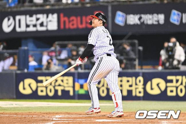 [OSEN=잠실, 박준형 기자] 27일 오후 서울 잠실야구장에서 2025 신한 SOL Bank KBO리그 포스트시즌 한국시리즈 2차전 LG 트윈스와 한화 이글스의 경기가 열렸다.LG는 임찬규, 한화는 류현진을 선발 투수로 내세웠다.8회말 2사 1루 LG 문보경이 2점 홈런을 날리고 있다.     2025.10.27 / soul1014@osen.co.kr