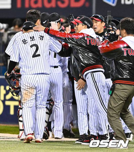 [OSEN=잠실, 박준형 기자] 쌍둥이군단이 19년 만에 한국시리즈 마운드에 오른 류현진을 넘어 시리즈 2연승을 질주했다.&nbsp;프로야구 LG 트윈스는 27일 서울 잠실구장에서 열린 2025 신한 SOL뱅크 KBO 한국시리즈(7전 4선승제) 한화 이글스와의 2차전에서 13-5 역전승을 거뒀다.&nbsp;LG는 홈에서 펼쳐진 시리즈 1, 2차전을 싹쓸이하며 2승을 안고 적지 대전으로 향하게 됐다.&nbsp;반면 한화는 2006년 이후 19년 만에 한국시리즈에 진출했지만, 정규시즌 1위의 벽을 실감하며 2경기 모두 고배를 마셨다.&nbsp;경기종료 후 LG 염경엽 감독이 MVP 문보경을 다독이고 있다 2025.10.27 / soul1014@osen.co.kr