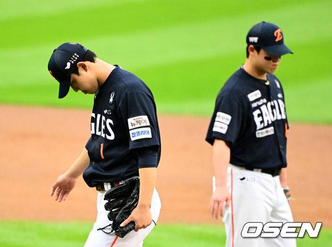 [OSEN=잠실, 지형준 기자] 한 달 가까이 쉰 정규시즌 1위팀이 한국시리즈 1차전에서 이렇게 맹타를 휘두른 경기가 있었나. LG가 시리즈 기선을 제대로 제압하고 우승확률 73.2%를 따냈다.&nbsp;프로야구 LG 트윈스는 26일 서울 잠실구장에서 열린 2025 신한 SOL뱅크 KBO 한국시리즈(7전 4선승제) 한화 이글스와의 1차전에서 8-2로 승리했다.&nbsp;정규시즌 1위 LG는 시리즈 기선제압에 성공하며 우승확률 73.2%(41번 중 30번)를 차지했다. 반면 2위 한화는 플레이오프에서 삼성 라이온즈를 3승 2패로 제압하고 2006년 이후 19년 만에 한국시리즈 무대를 밟았지만, 첫 술에 배를 불리지 못했다. LG는 2023년 이후 2년, 한화는 1999년 이후 26년 만에 우승에 도전한다.&nbsp;5회말 1사 1루에서 한화 문동주가 마운드를 내려가며 아쉬워하고 있다. 2025.10.26 /jpnews@osen.co.kr