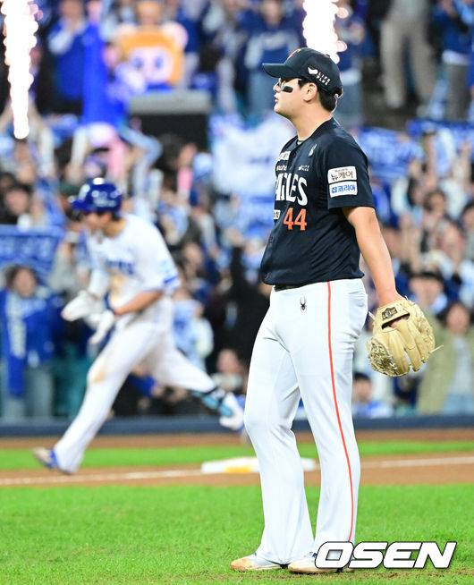 [OSEN=대구, 최규한 기자] 22일 대구 삼성라이온즈파크에서 ‘2025 신한 SOL Bank KBO리그’ 포스트시즌 플레이오프 4차전 삼성 라이온즈와 한화 이글스의 경기가 열렸다.삼성은 원태인, 한화는 정우주를 선발로 내세웠다.6회말 1사 1, 3루 상황 삼성 김영웅에게 동점 스리런포를 내준 한화 투수 김서현이 아쉬워하고 있다. 2025.10.22 / dreamer@osen.co.kr