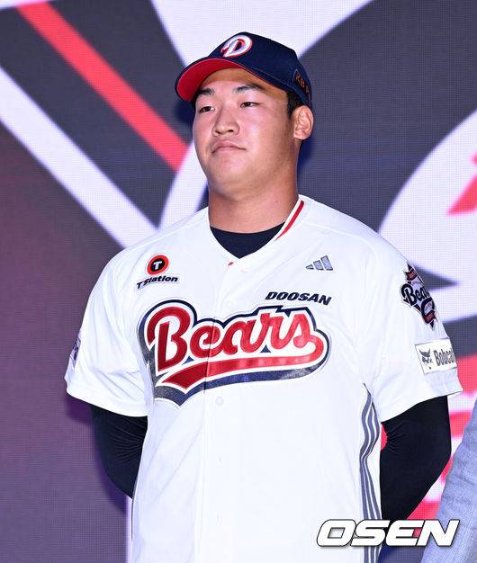 [OSEN=이대선 기자] 17일 오후 7일 오후 서울 롯데호텔 월드에서 ‘2026 KBO 신인 드래프트’가 열렸다.이번 드래프트는 전면 드래프트 방식으로 총 11라운드에 걸쳐 진행된다. 대상자는 총 1천261명으로, 고등학교 졸업 예정자 930명, 대학교 졸업 예정자 216명, 얼리 드래프트 신청자 51명, 해외 아마추어·프로 출신 선수 19명이다. 이 중 최대 110명이 KBO 10개 구단의 부름을 받게 된다.두산에 지명된 마산용마고 김주오가 기념촬영을 하고 있다. 2025.09.17 /sunday@osen.co.kr