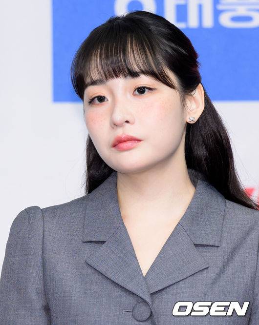 [OSEN=이대선 기자] 1일 서울 더 링크 서울에서 tvN 새 토일드라마 ‘태풍상사’ 제작발표회가 열렸다. '태풍상사'는 1997년&nbsp;IMF,&nbsp;직원도,&nbsp;돈도,&nbsp;팔 것도 없는 무역회사의 사장이 되어버린 초보 상사맨&nbsp;‘강태풍’의 고군분투 성장기를 그린다. 오는&nbsp;10월&nbsp;11일 토요일 밤&nbsp;9시&nbsp;10분에 첫 방송된다.배우 김민하가 포토타임을 가지고 있다. 2025.10.01 /sunday@osen.co.kr