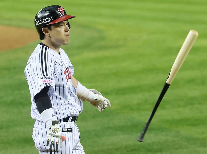 &nbsp;27일 서울 잠실야구장에서 열린 2025 프로야구 한국시리즈 한화 이글스 대 LG 트윈스 2차전. 3회말 2사 1루 상황에서 LG 박동원이 투런홈런을 치고 홈을 향해 달리고 있다. 연합뉴스