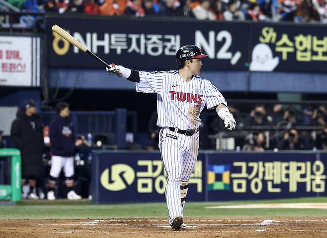 27일 서울 잠실야구장에서 열린 프로야구 2025 신한 SOL뱅크 KBO 포스트시즌 한국시리즈 2차전 한화 이글스와 LG 트윈스의 경기, LG 박동원이 3회말 2사 1루 상황에서 2점 홈런을 터뜨리고 있다. 뉴스1