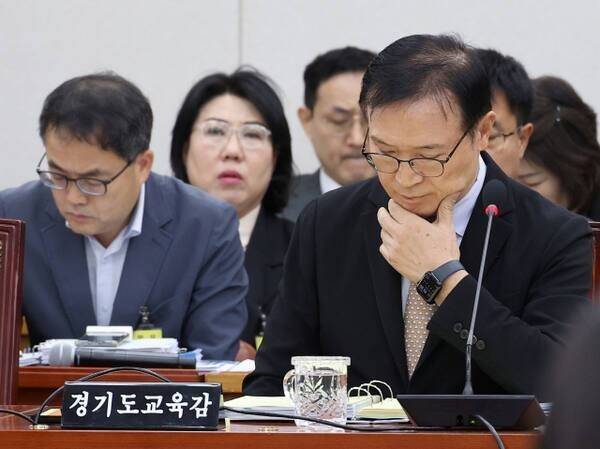 지난 20일 국정감사에 참석한 임태희 경기도교육감(오른쪽). 연합뉴스