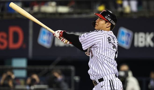 승부의 마침표 - 서울 잠실야구장에서 27일 열린 프로야구 KBO리그 한국시리즈 2차전 LG 트윈스와 한화 이글스 경기에서 LG 문보경이 8회말 2사 1루에서 2점 홈런을 친 뒤 타구를 바라보고 있다. 뉴스1